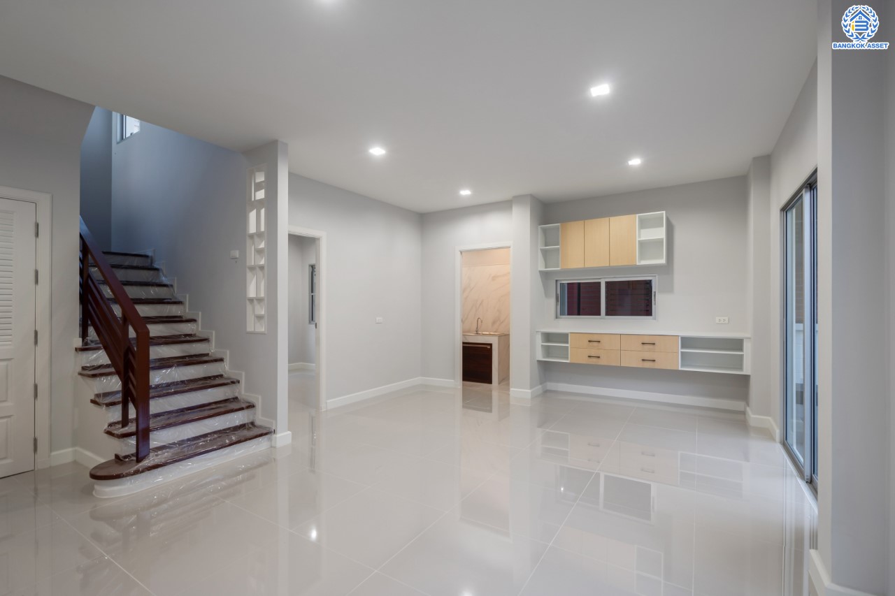 บ้านมือสองตกแต่งใหม่ ม.วิลล่าการ์เด้น1 รัตนาธิเบศร์ หลังมุม เนื้อที่ 64.1 ตร.ว. ฟังก์ชัน 4 ห้องนอน 3 ห้องน้ำ 2 ที่จอดรถ บนทำเลเดินทางสะดวก เชื่อมต่อถนนรัตนาธิเบศร์, ถนนราชพฤกษ์, ถนนกาญจนาภิษก ใกล้เซ็นทรัลเวสต์เกต รถไฟฟ้าสายสีม่วง "สถานีบางพลู" และ ทางด่วน "กาญจนาภิเษก"